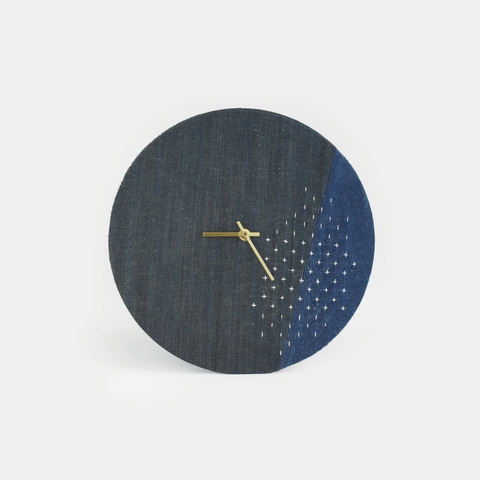 Vægur Wabi Sabi Denim rundt 30 cm | Denim - Guld | Design: Saporo