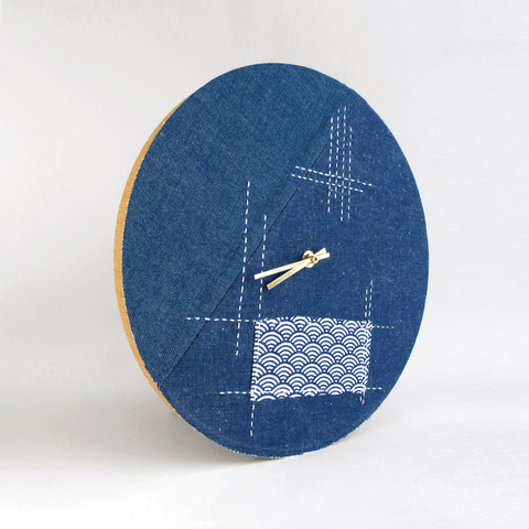 Vægur Wabi Sabi Denim rundt 30 cm | Denim - Guld | Design: Tokyo