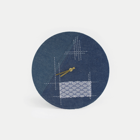 Vægur Wabi Sabi Denim rundt 30 cm | Denim - Guld | Design: Tokyo
