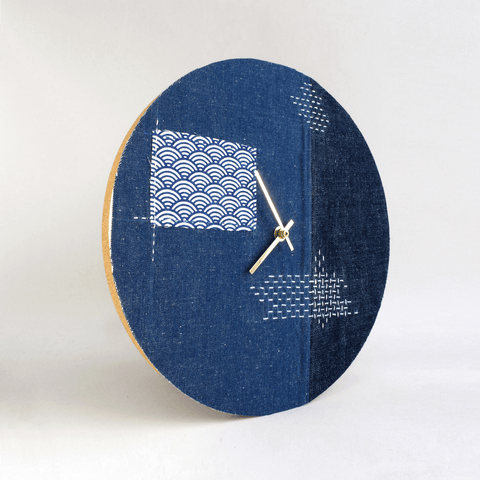 Vægur Wabi Sabi Denim rundt 30 cm | Denim - Guld | Design: Fukuoka