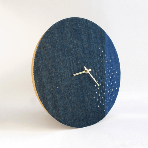 Vægur Wabi Sabi Denim rundt 30 cm | Denim - Guld | Design: Saporo