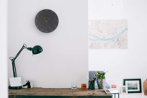 Vægur lavet af filt og kork 30 cm | antracit - guld | Design: Esbjerg