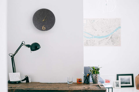 Vægur lavet af filt og kork 30 cm | antracit - guld | Design: Aarhus