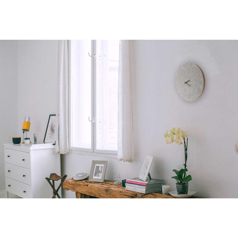 Vægur lavet af filt og kork 30 cm | lysegrå - sort | Design: Aalborg