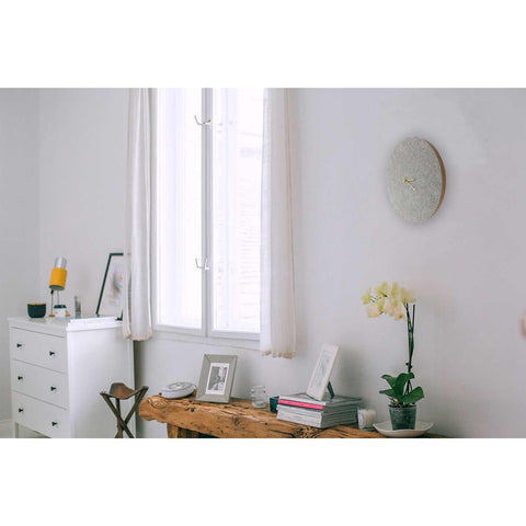 Vægur lavet af filt og kork 30 cm | lysegrå - guld | Design: Aalborg