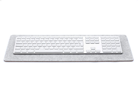 Skrivebordsunderlag af filt og kork | 20x50cm | lysegrå