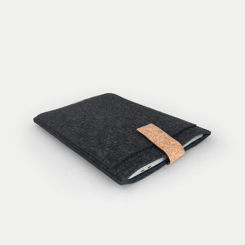 Brugerdefineret laptop sleeve | med magnetlukning og ekstra rum | antracit - spor | Model "HAKA"
