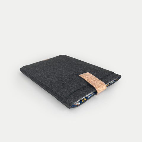 Brugerdefineret laptop sleeve | med magnetlukning og ekstra rum | antracit - Bloom | Model "HAKA"