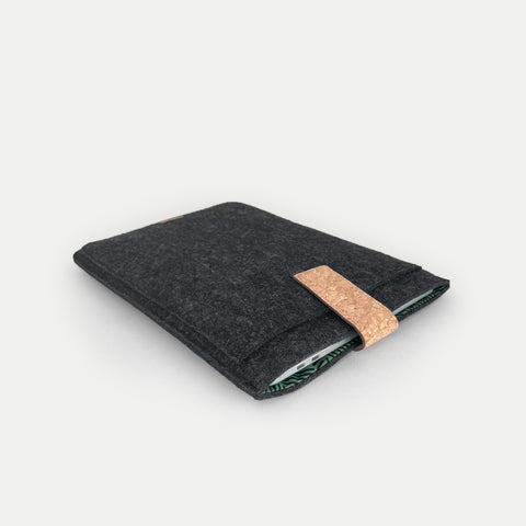Brugerdefineret laptop sleeve | med magnetlukning og ekstra rum | antracit - striber | Model "HAKA"