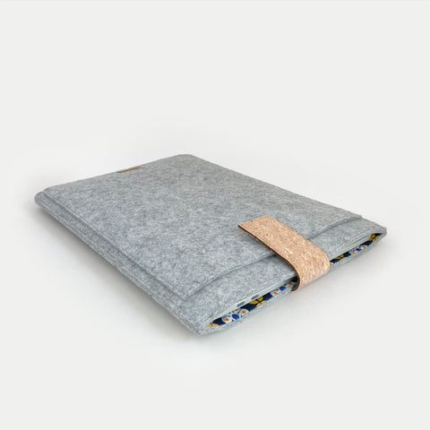Etui til MacBook Air M2 15 | med magnetlukning og ekstra rum  | lysegrå - Bloom | Model "HAKA"