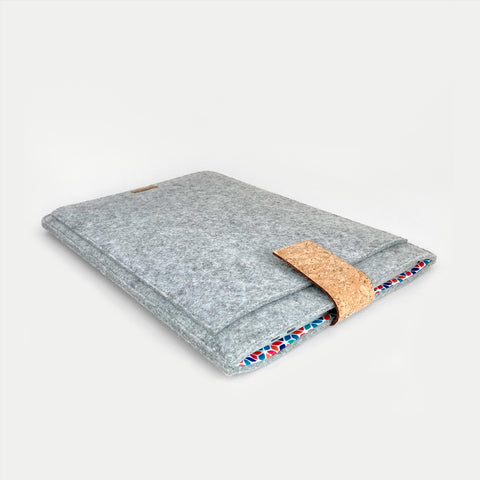Brugerdefineret laptop sleeve | med magnetlukning og ekstra rum | lysegrå - Farverig | Model "HAKA"