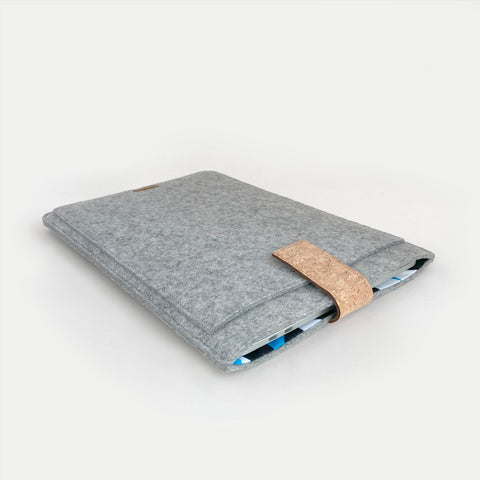 Brugerdefineret laptop sleeve | med magnetlukning og ekstra rum | lysegrå - former | Model "HAKA"