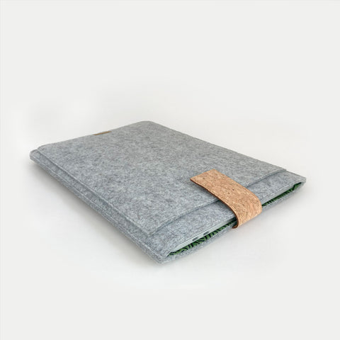 Brugerdefineret laptop sleeve | med magnetlukning og ekstra rum | lysegrå - striber | Model "HAKA"