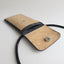 Stylische KEDJA Umhängetasche in Anthrazit mit Kork- und Filzdesign für das Motorola Moto G55, mit verstellbarem Trageriemen.