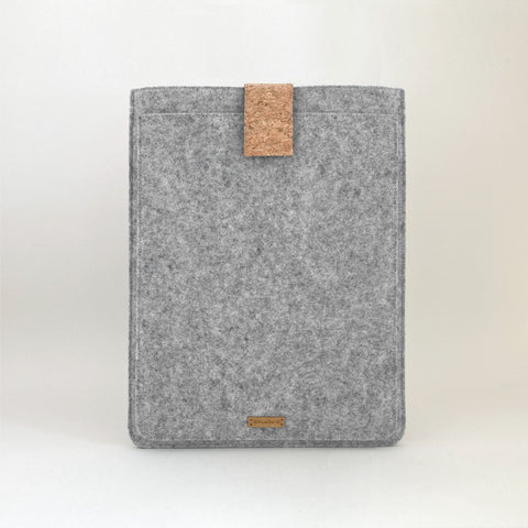 Brugerdefineret laptop sleeve | med magnetlukning og ekstra rum | lysegrå - spor | Model "HAKA"
