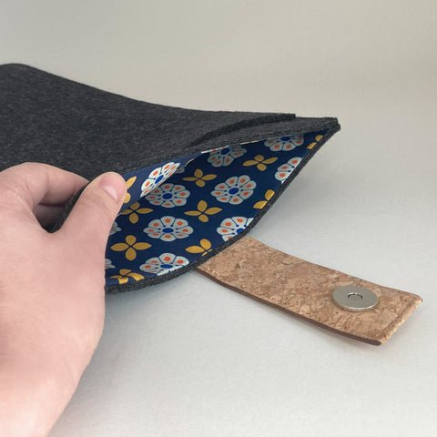 Brugerdefineret laptop sleeve | med magnetlukning og ekstra rum | antracit - Bloom | Model "HAKA"