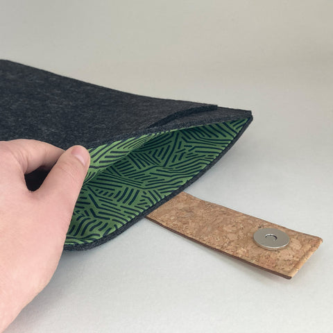 Brugerdefineret laptop sleeve | med magnetlukning og ekstra rum | antracit - striber | Model "HAKA"