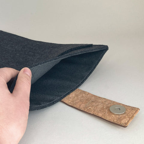 Brugerdefineret laptop sleeve | med magnetlukning og ekstra rum | antracit - spor | Model "HAKA"