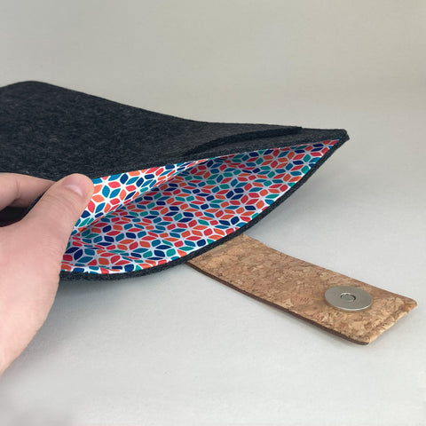 Brugerdefineret laptop sleeve | med magnetlukning og ekstra rum | antracit - farverig | Model "HAKA"