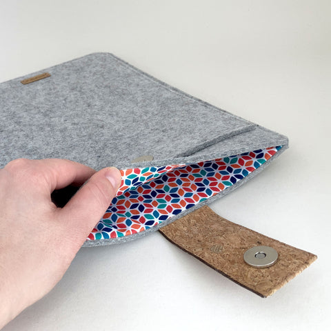 Brugerdefineret laptop sleeve | med magnetlukning og ekstra rum | lysegrå - Farverig | Model "HAKA"