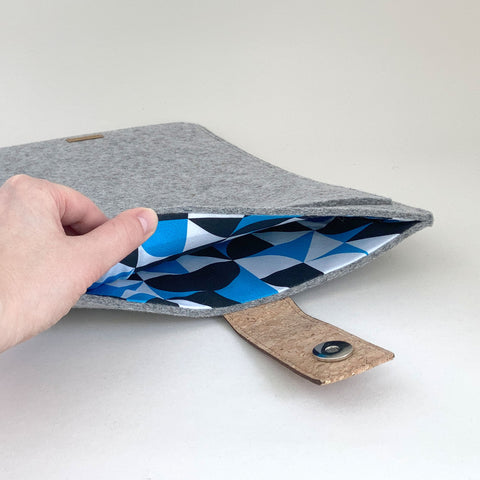 Brugerdefineret laptop sleeve | med magnetlukning og ekstra rum | lysegrå - former | Model "HAKA"