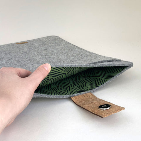 Brugerdefineret laptop sleeve | med magnetlukning og ekstra rum | lysegrå - striber | Model "HAKA"