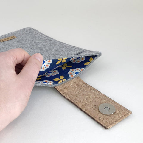 Cover til PocketBook Verse | med magnetlukning og ekstra rum | lysegrå - Bloom | Model "HAKA"