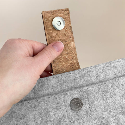 Taske til MacBook Air M2 13,6" | med magnetlukning og ekstra rum  | lysegrå - Farverig | Model "HAKA"