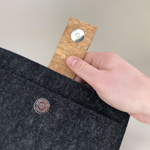Skræddersyet tablettaske | med magnetlukning og ekstra rum | antracit - striber | Model "HAKA"