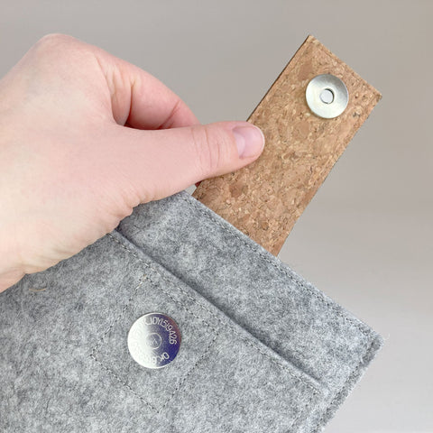 Cover til PocketBook Verse | med magnetlukning og ekstra rum | lysegrå - Tracks | Model "HAKA"