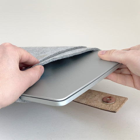 Etui til MacBook Air M2 15 | med magnetlukning og ekstra rum  | lysegrå - Bloom | Model "HAKA"