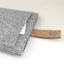 Brugerdefineret laptop sleeve | med magnetlukning og ekstra rum | lysegrå - former | Model "HAKA"