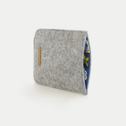 Mobiltelefon cover til Google Pixel 8a | lavet af filt og økologisk bomuld | lysegrå - blomst | Model "LET"