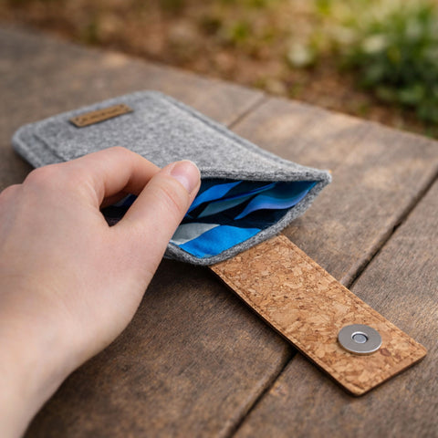 Skræddersyet telefoncover | med magnetlukning og ekstra rum | lysegrå - former | HAKA model