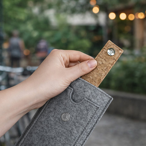 Skræddersyet telefoncover | med magnetlukning og ekstra rum | lysegrå - former | HAKA model