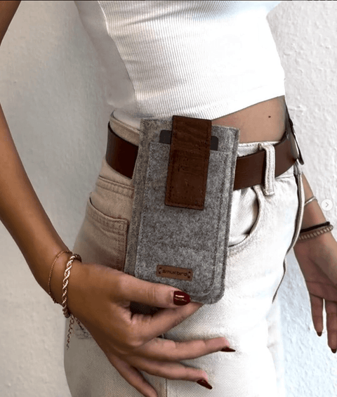 Elegante Gürteltasche aus Filz für Motorola Moto G86 mit magnetischem Verschluss, getragen an der Hüfte.