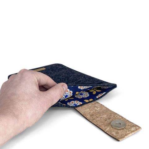 Skræddersyet e-læser etui | med magnetlukning og ekstra rum | antracit - Bloom | Model "HAKA"