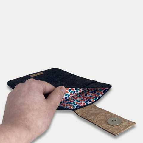 Skræddersyet e-læser etui | med magnetlukning og ekstra rum | antracit - farverig | Model "HAKA"