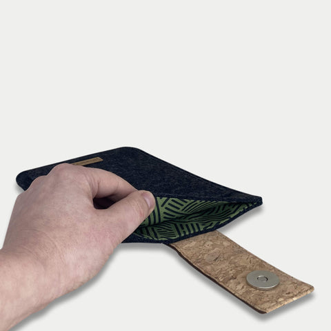 Skræddersyet e-læser etui | med magnetlukning og ekstra rum | antracit - striber | Model "HAKA"