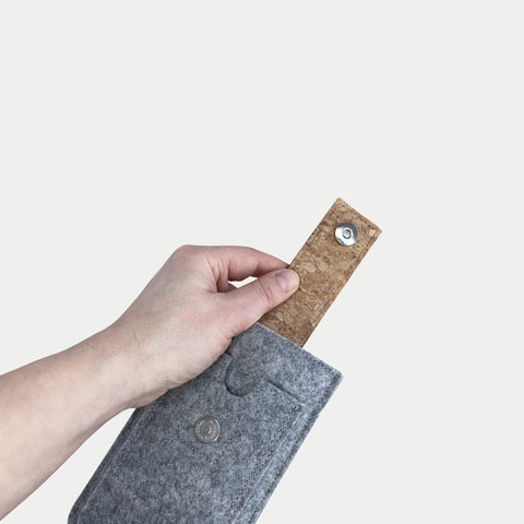 Skræddersyet telefoncover | med magnetlukning og ekstra rum | lysegrå - striber | HAKA model