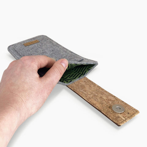 Skræddersyet telefoncover | med magnetlukning og ekstra rum | lysegrå - striber | HAKA model