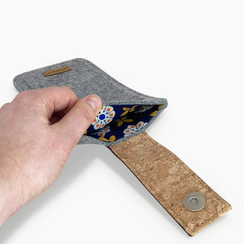 Mobilcover til Google Pixel 9 Pro Fold | med magnetlukning og ekstra rum | lysegrå - Bloom | Model HAKA