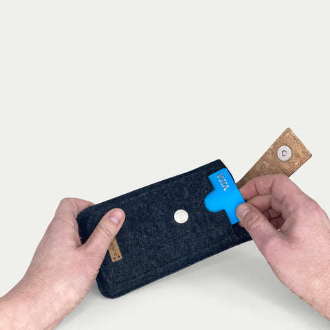 Skræddersyet telefoncover | med magnetlukning og ekstra rum | antracit - spor | HAKA model
