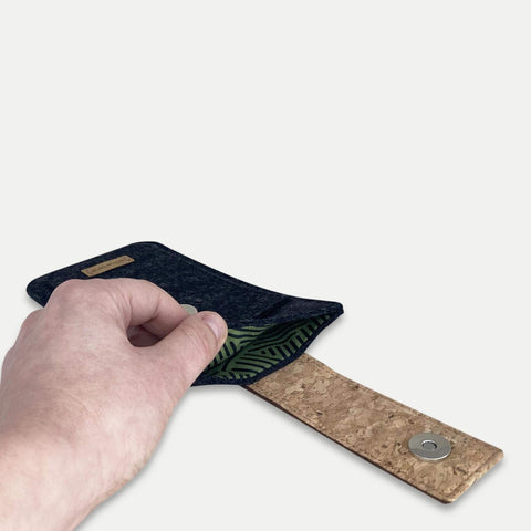 Skræddersyet telefoncover | med magnetlukning og ekstra rum | antracit - striber | HAKA model