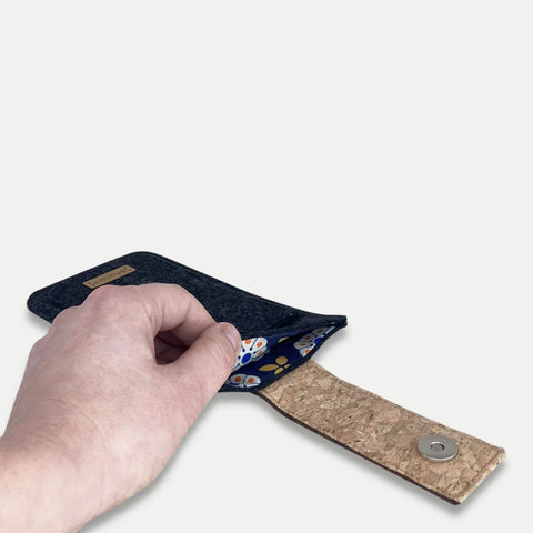 Skræddersyet telefoncover | med magnetlukning og ekstra rum | antracit - Bloom | HAKA model