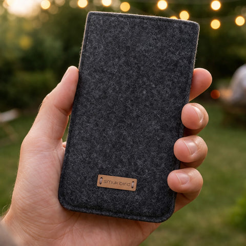 Etui til mobiltelefon | fremstillet af filt og økologisk bomuld | antracit - stripes | "LET"-model