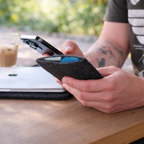 Etui til mobiltelefon | fremstillet af filt og økologisk bomuld | antracit - shapes | "LET"-model