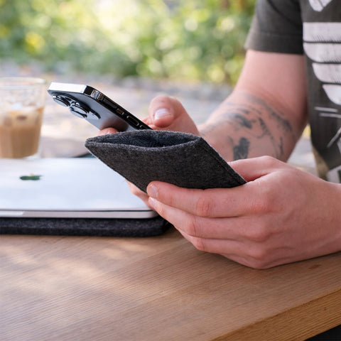 Etui til mobiltelefon | fremstillet af filt og økologisk bomuld | antracit - tracks | "LET"-model