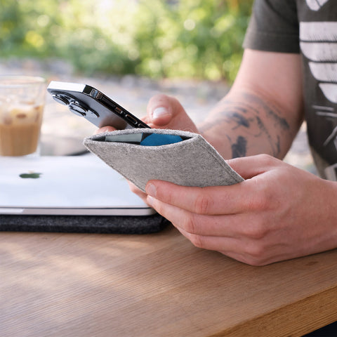 Etui til mobiltelefon | fremstillet af filt og økologisk bomuld | lysegrå - shapes | "LET"-model