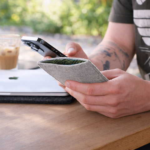 Etui til mobiltelefon | fremstillet af filt og økologisk bomuld | lysegrå - stripes | "LET"-model